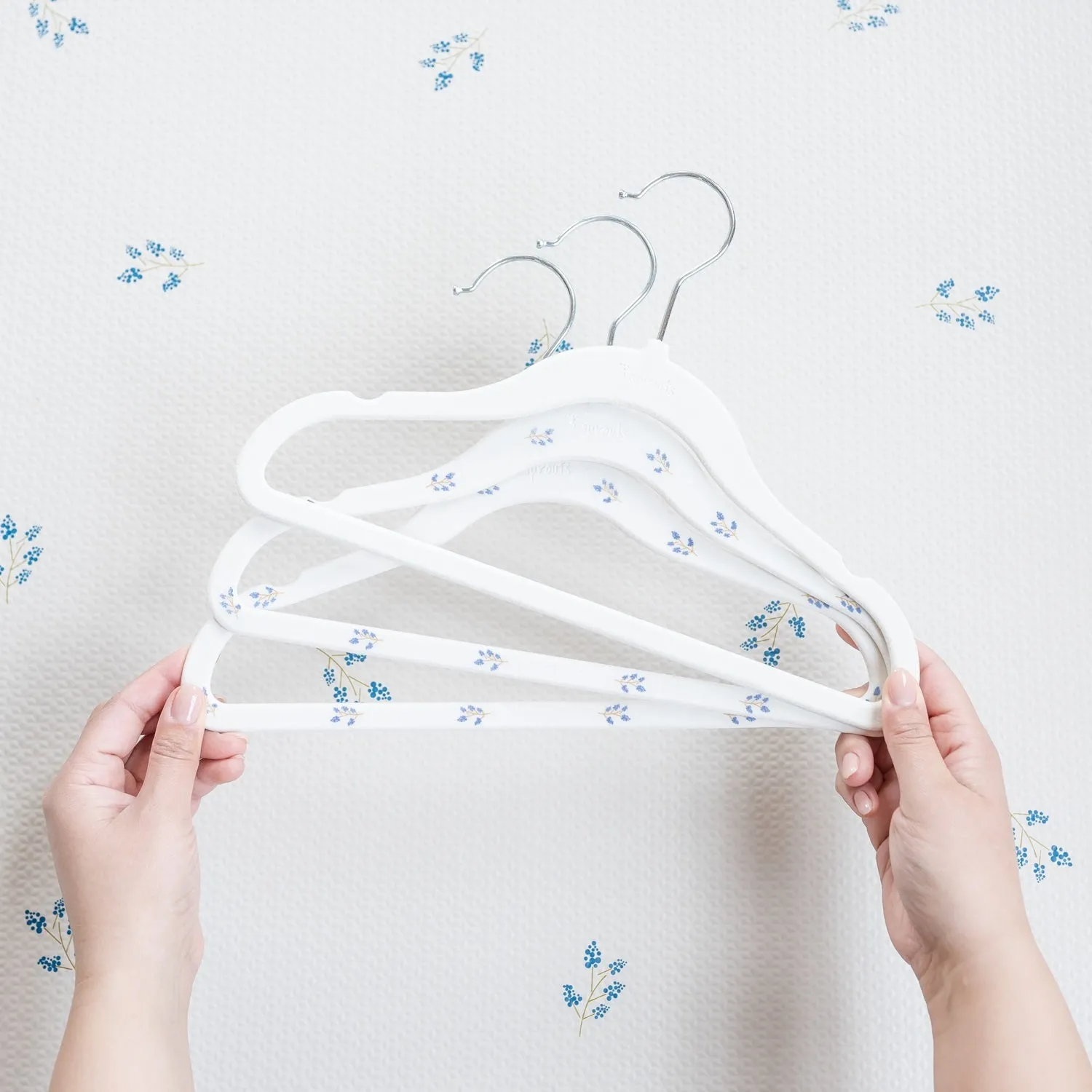 blueberry & cream velvet non-slip hangers (30 per set)