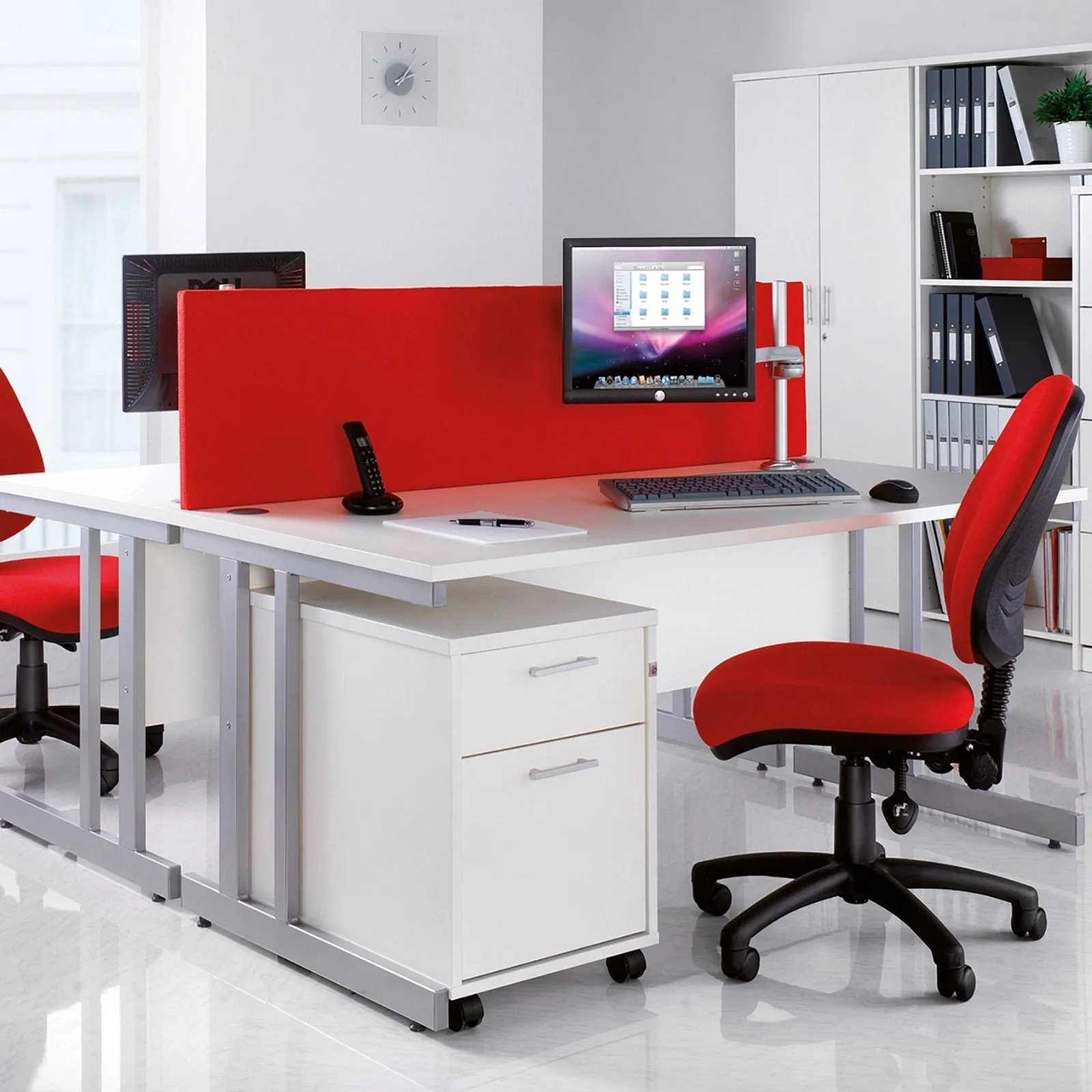 Momento cantilever leg straight desk 800 deep